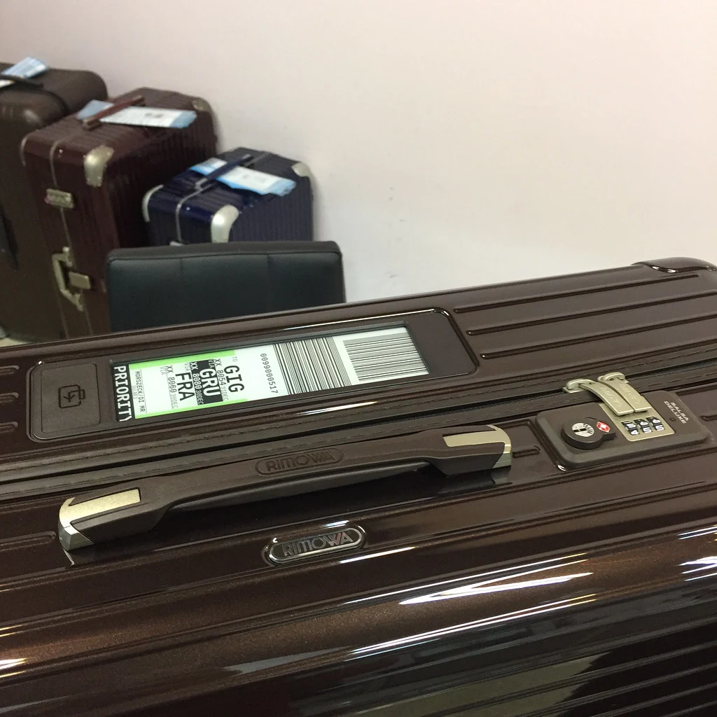 RIMOWA eTag 行李箱握把旁的電子紙螢幕,顯示電子行李條